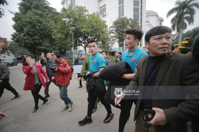 Anh em Tiến Dũng và trung vệ Lê Văn Đại về với gia đình sau lễ diễu hành, gửi lời cảm ơn đến người dân Thanh Hóa