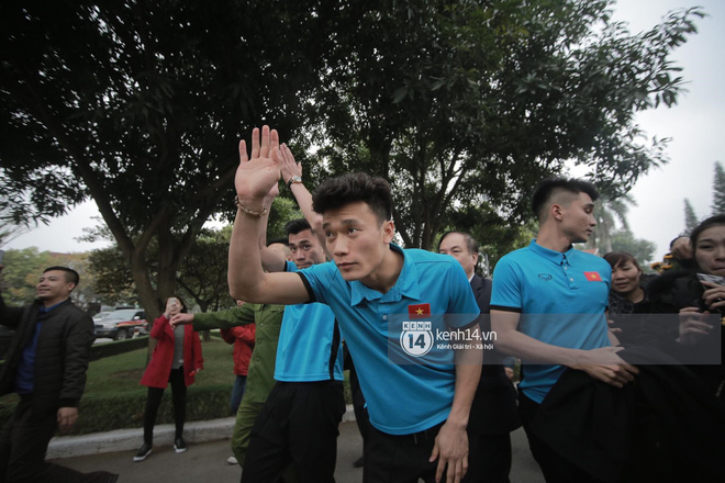 Anh em Tiến Dũng và trung vệ Lê Văn Đại về với gia đình sau lễ diễu hành, gửi lời cảm ơn đến người dân Thanh Hóa