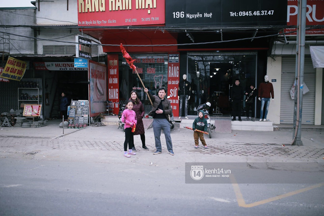 Anh em Tiến Dũng và trung vệ Lê Văn Đại về với gia đình sau lễ diễu hành, gửi lời cảm ơn đến người dân Thanh Hóa