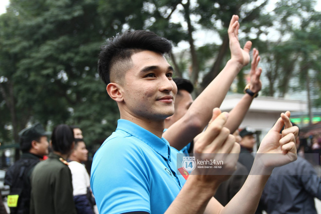 Anh em Tiến Dũng và trung vệ Lê Văn Đại về với gia đình sau lễ diễu hành, gửi lời cảm ơn đến người dân Thanh Hóa