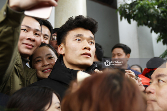 Anh em Tiến Dũng và trung vệ Lê Văn Đại về với gia đình sau lễ diễu hành, gửi lời cảm ơn đến người dân Thanh Hóa