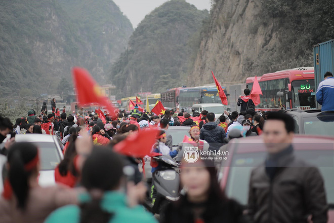 Anh em Tiến Dũng và trung vệ Lê Văn Đại về với gia đình sau lễ diễu hành, gửi lời cảm ơn đến người dân Thanh Hóa