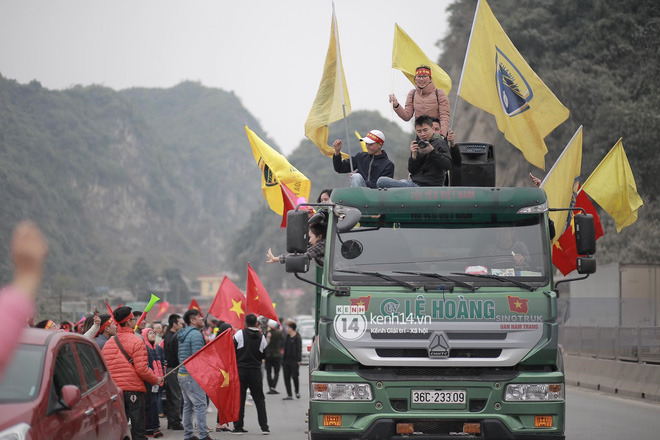 Anh em Tiến Dũng và trung vệ Lê Văn Đại về với gia đình sau lễ diễu hành, gửi lời cảm ơn đến người dân Thanh Hóa