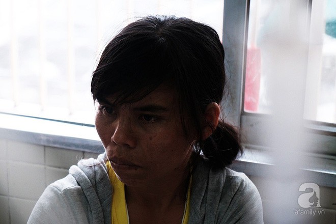 Tâm sự của người vợ bỏ con ở quê, vào viện chăm chồng bị bệnh: Sáng nào con cũng nhịn đói đi học