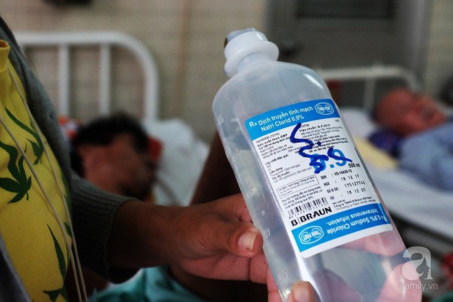 Tâm sự của người vợ bỏ con ở quê, vào viện chăm chồng bị bệnh: Sáng nào con cũng nhịn đói đi học