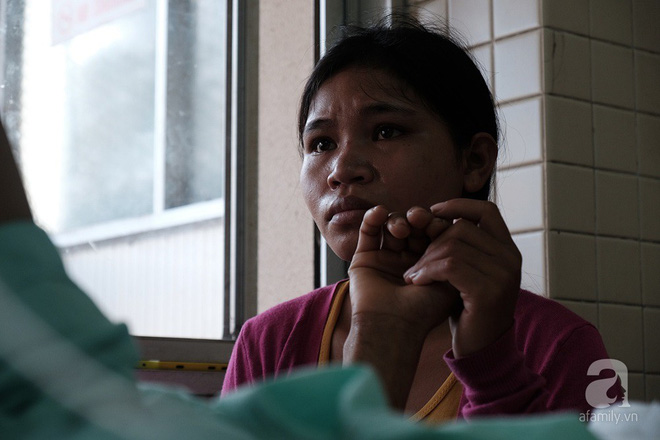 Tâm sự của người vợ bỏ con ở quê, vào viện chăm chồng bị bệnh: Sáng nào con cũng nhịn đói đi học