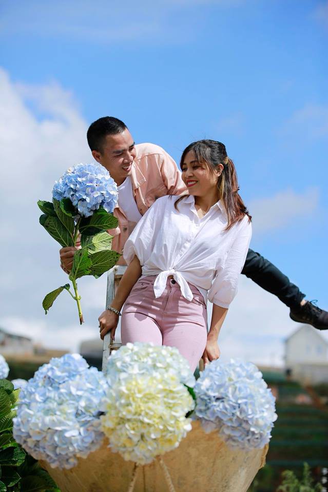 MC Hoàng Linh hạnh phúc như cô gái lần đầu biết yêu trong bộ ảnh cưới tại vườn cẩm tú cầu Đà Lạt MC Hoàng Linh hạnh phúc như cô gái lần đầu biết yêu trong bộ ảnh cưới tại vườn cẩm tú cầu Đà Lạt