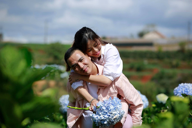 MC Hoàng Linh hạnh phúc như cô gái lần đầu biết yêu trong bộ ảnh cưới tại vườn cẩm tú cầu Đà Lạt MC Hoàng Linh hạnh phúc như cô gái lần đầu biết yêu trong bộ ảnh cưới tại vườn cẩm tú cầu Đà Lạt