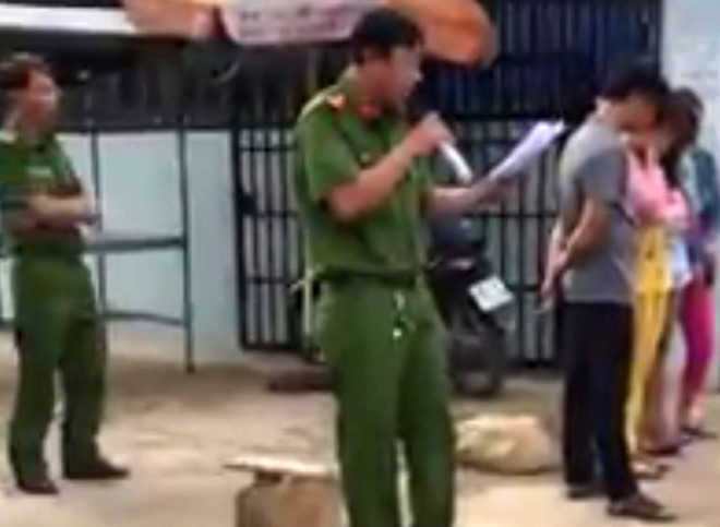 Làm rõ clip công an bêu riếu người mua bán dâm giữa phố