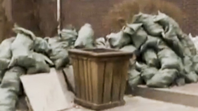 Chuyện thật như đùa: Mang tiền đi gửi ngân hàng, người đàn ông ném nhầm hơn 400 triệu đồng vào thùng rác