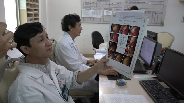 Người nước ngoài nhập viện vì nuốt trứng vịt lộn