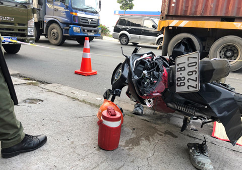 Nam công nhân 17 tuổi tử vong tại chỗ dưới bánh xe container