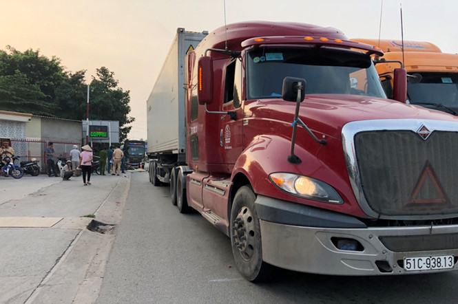 Nam công nhân 17 tuổi tử vong tại chỗ dưới bánh xe container