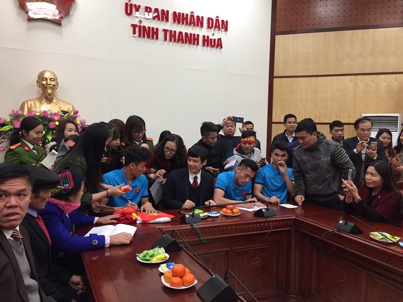 Anh em Tiến Dũng và trung vệ Lê Văn Đại được UBND tỉnh và các doanh nghiệp tại Thanh Hóa trao tặng 500 triệu đồng