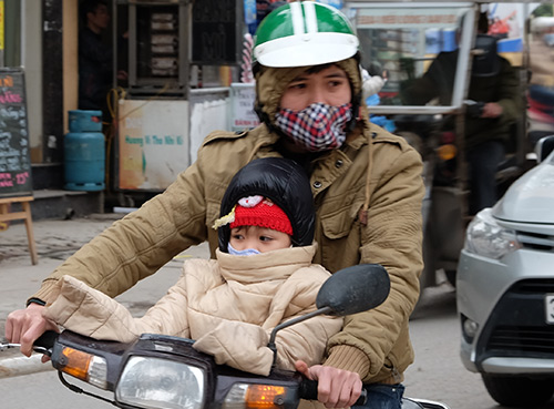 Trường mầm non Hà Nội vẫn đông học sinh ngày rét dưới 10 độ