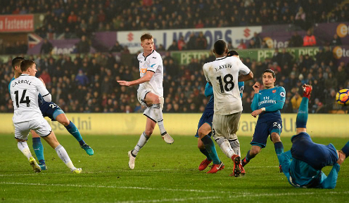 Arsenal thua đậm đội cuối bảng trong lần đầu Mkhitaryan thi đấu