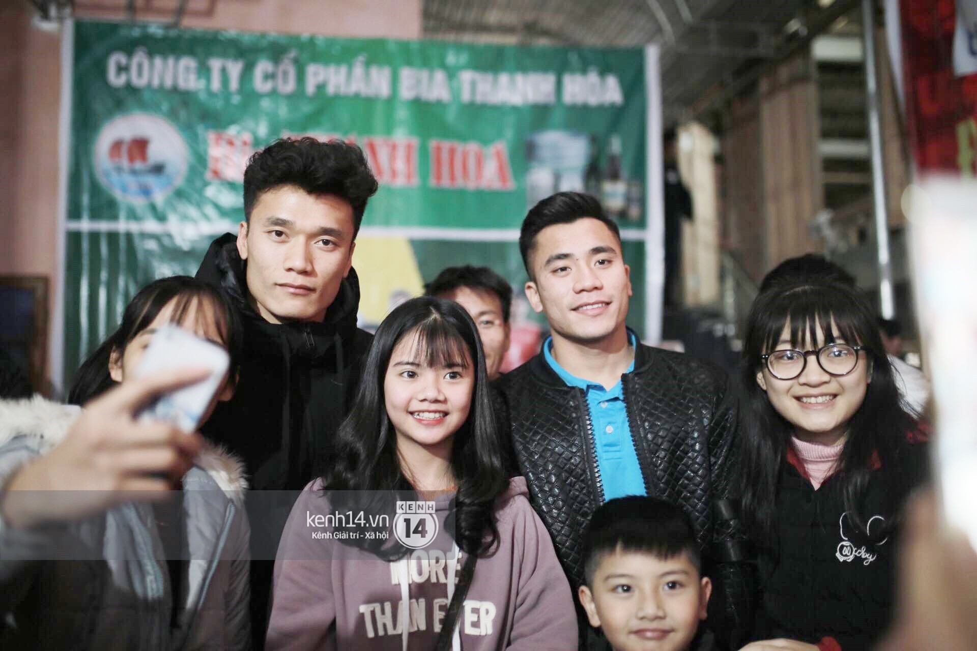 Bà nội anh em Tiến Dũng rơi nước mắt ngày 2 cháu trở về: Đông lắm nên cứ nắm được tay cháu thì người ta lại chen vào