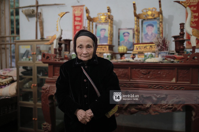 Bà nội anh em Tiến Dũng rơi nước mắt ngày 2 cháu trở về: Đông lắm nên cứ nắm được tay cháu thì người ta lại chen vào