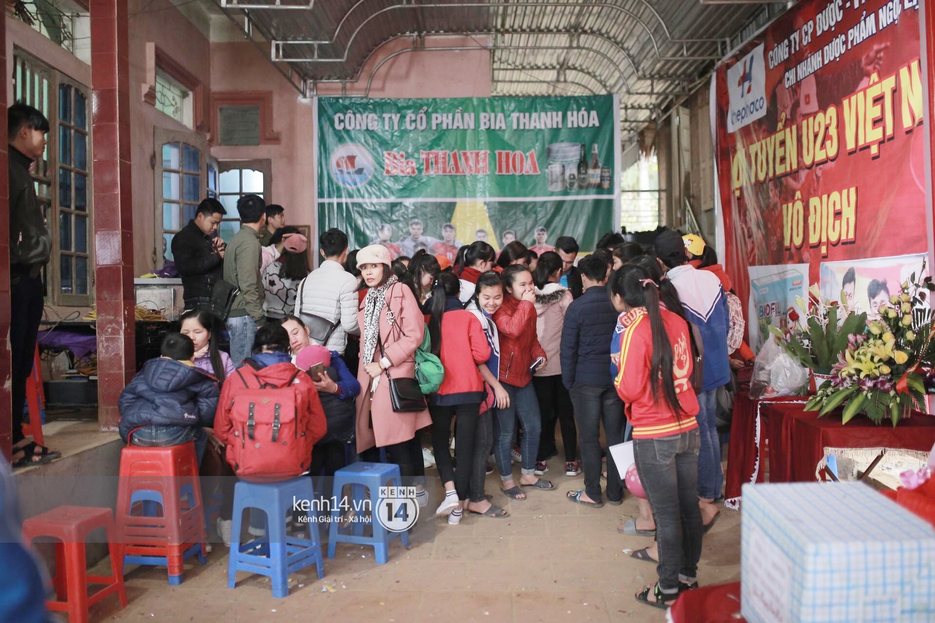 Bà nội anh em Tiến Dũng rơi nước mắt ngày 2 cháu trở về: Đông lắm nên cứ nắm được tay cháu thì người ta lại chen vào