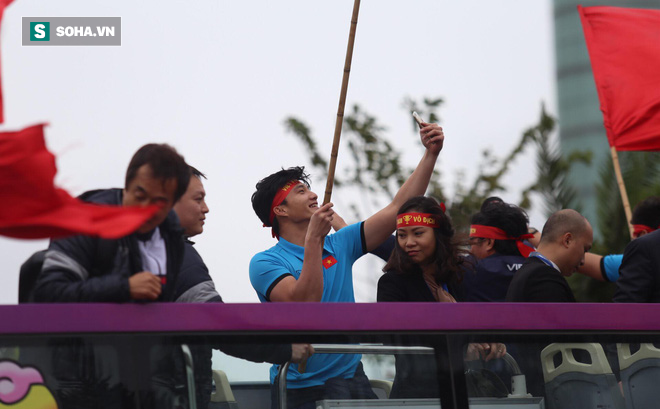 Cô gái vượt hơn 1700 km đón cầu thủ U23 Việt Nam và 4 lần bật khóc giữa lòng Hà Nội