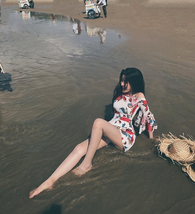 Cô gái Việt nổi bật trên báo Trung Quốc nhờ đi cổ vũ U23