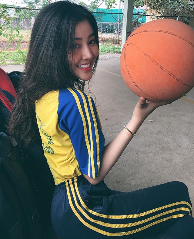 Cô gái Việt nổi bật trên báo Trung Quốc nhờ đi cổ vũ U23