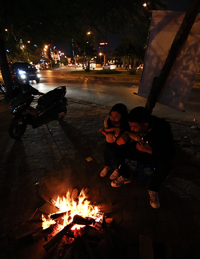 Người Hà Nội đốt lửa sưởi ấm trong đêm đông giá lạnh