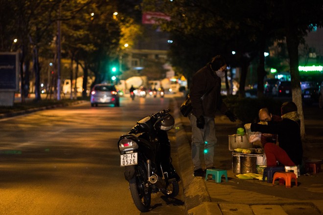 Người Hà Nội đốt lửa sưởi ấm trong đêm đông giá lạnh Người Hà Nội đốt lửa sưởi ấm trong đêm đông giá lạnh
