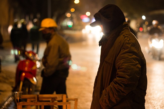 Người Hà Nội đốt lửa sưởi ấm trong đêm đông giá lạnh