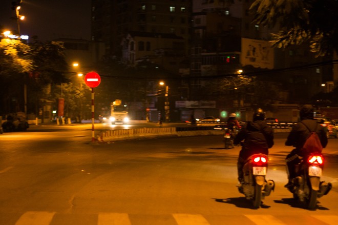 Người Hà Nội đốt lửa sưởi ấm trong đêm đông giá lạnh