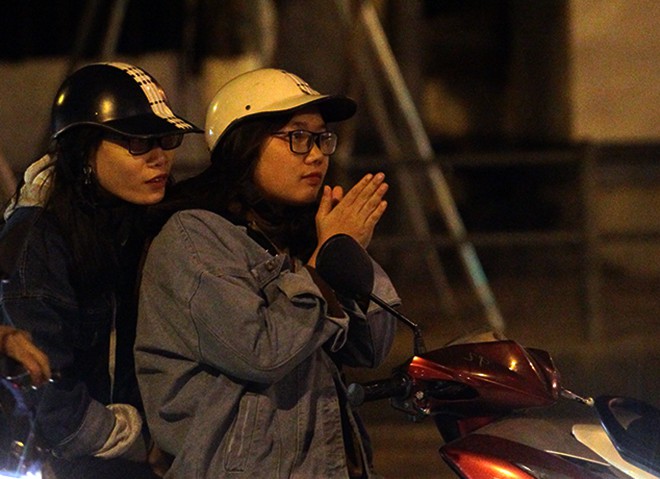 Người Hà Nội đốt lửa sưởi ấm trong đêm đông giá lạnh