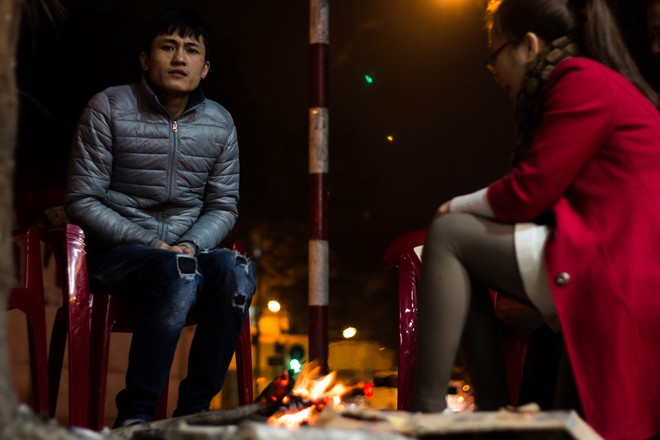 Người Hà Nội đốt lửa sưởi ấm trong đêm đông giá lạnh