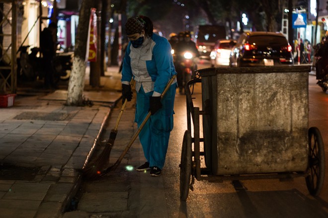 Người Hà Nội đốt lửa sưởi ấm trong đêm đông giá lạnh