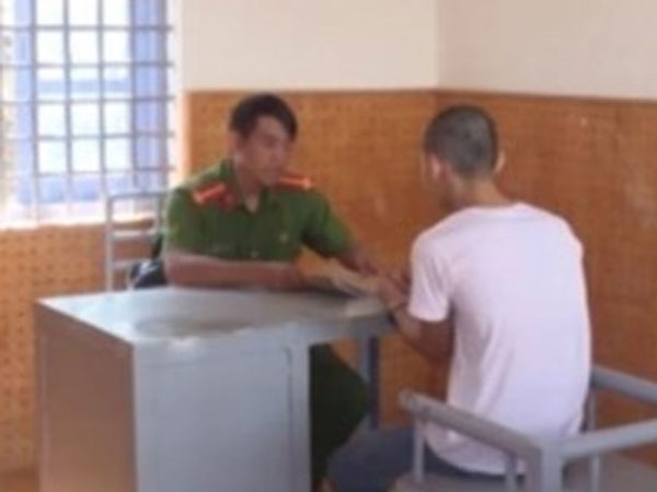 Nam sinh liều lĩnh tạt ớt vào mặt chủ tiệm rồi cướp 2 điện thoại