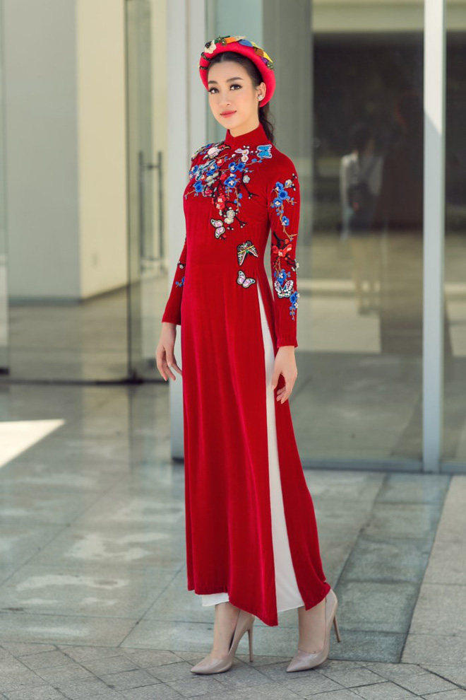 HH Đỗ Mỹ Linh và MC Thanh Mai người chín người mười khi cùng diện một thiết kế áo dài đón Xuân