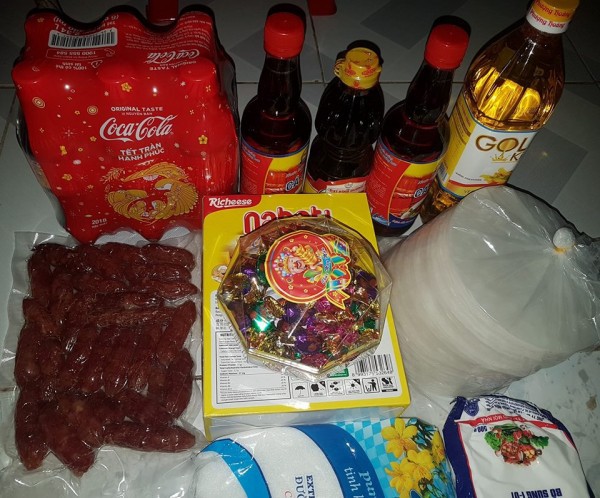 Dân mạng hết lời ca ngợi chủ trọ tâm lý nhất Vịnh Bắc Bộ khi tặng quà Tết cho sinh viên