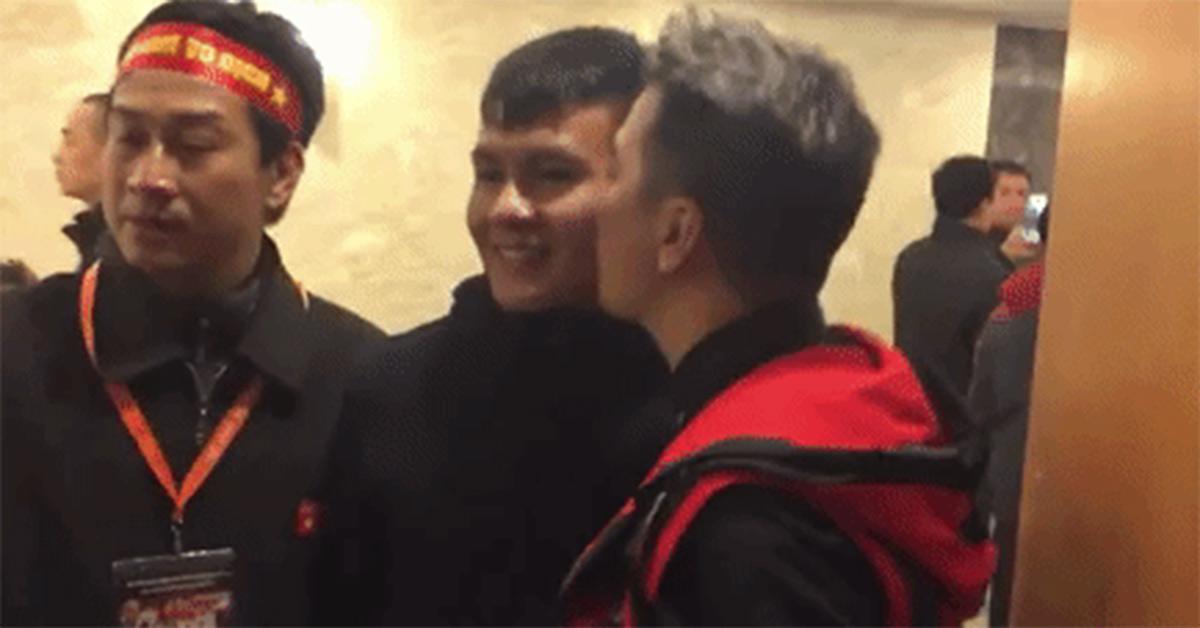 Quang Hải ngượng ngùng khi Đàm Vĩnh Hưng bất ngờ hôn má