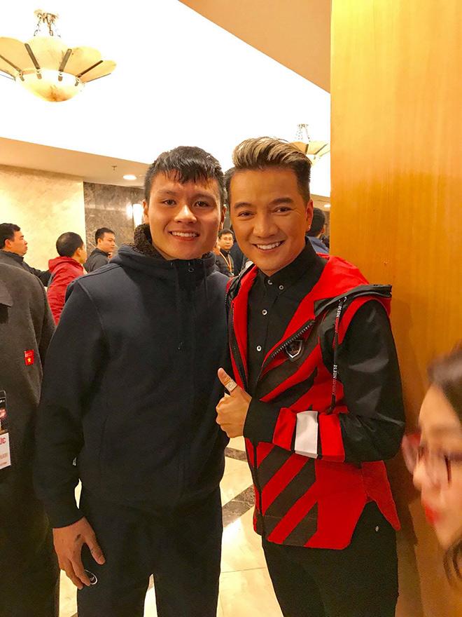 Quang Hải ngượng ngùng khi Đàm Vĩnh Hưng bất ngờ hôn má