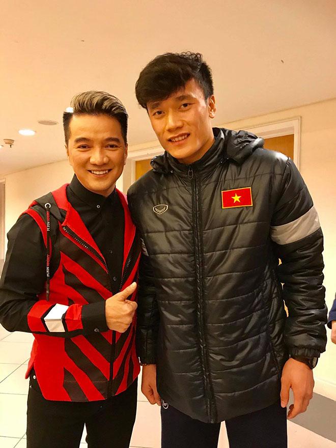 Quang Hải ngượng ngùng khi Đàm Vĩnh Hưng bất ngờ hôn má