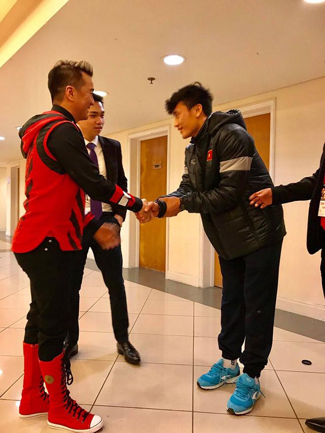 Quang Hải ngượng ngùng khi Đàm Vĩnh Hưng bất ngờ hôn má