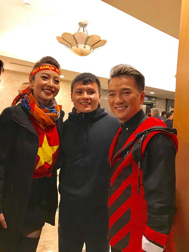 Quang Hải ngượng ngùng khi Đàm Vĩnh Hưng bất ngờ hôn má