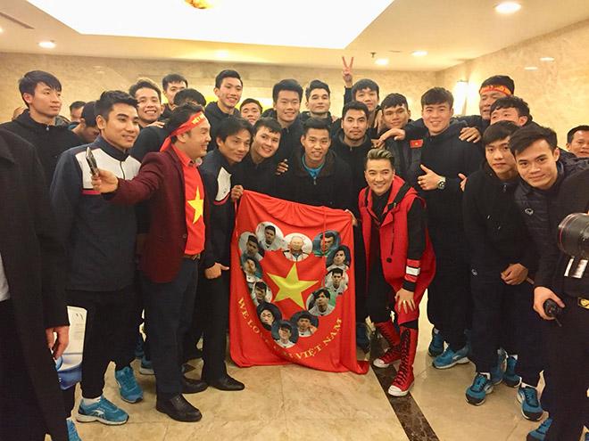 Quang Hải ngượng ngùng khi Đàm Vĩnh Hưng bất ngờ hôn má