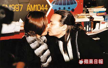 Bị vợ đại gia ly dị, tài tử Hong Kong phát bệnh tâm thần, lang thang trên phố