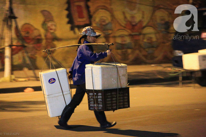 Cuộc sống về khuya của những người vận chuyển trong đêm Hà Nội 8 độ rét thấu xương