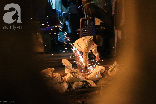 Cuộc sống về khuya của những người vận chuyển trong đêm Hà Nội 8 độ rét thấu xương