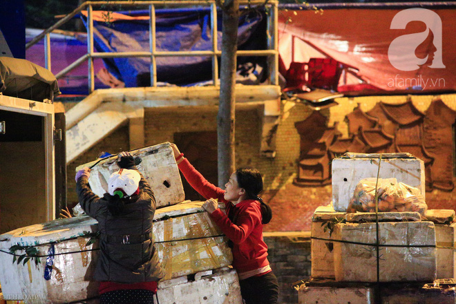 Cuộc sống về khuya của những người vận chuyển trong đêm Hà Nội 8 độ rét thấu xương