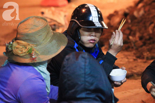 Cuộc sống về khuya của những người vận chuyển trong đêm Hà Nội 8 độ rét thấu xương