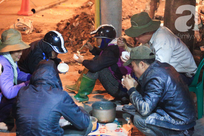 Cuộc sống về khuya của những người vận chuyển trong đêm Hà Nội 8 độ rét thấu xương