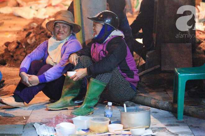 Cuộc sống về khuya của những người vận chuyển trong đêm Hà Nội 8 độ rét thấu xương