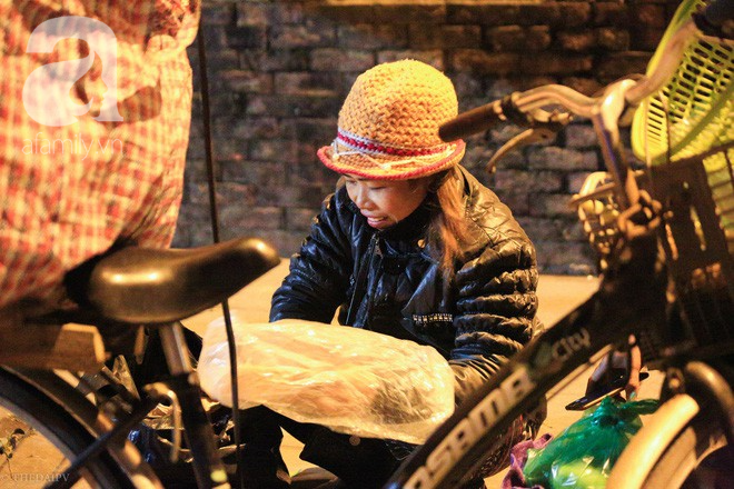 Cuộc sống về khuya của những người vận chuyển trong đêm Hà Nội 8 độ rét thấu xương